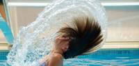 Protegeremos el cabello de los químicos de la piscina con un gorro de natación además de otros pequeños trucos
